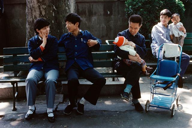 《我们的生活充满阳光》是1979年电影《甜蜜的事业》的主题曲,这首歌对于1980年代的青年有着特别的影响;曾被联合国教科文组织选入亚太地区音乐教材。