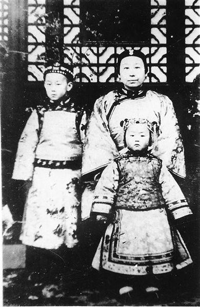 图为张爱玲父亲(左)、祖母(中)、还有姑姑的合照,张志沂,这张照片拍摄于晚清时期,张爱玲的祖母是李鸿章的女儿,她也是清朝时期有名的才女。