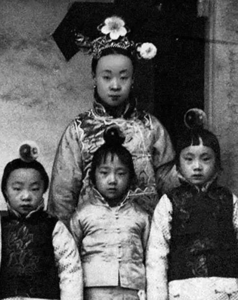 图中的妇女是溥仪的亲生母亲瓜尔佳·幼兰,前面的三位则是溥仪的妹妹们,虽然贵为天子的母亲,瓜尔佳·幼兰却并没有享受到太后的待遇,反而在很小时便与溥仪分离。