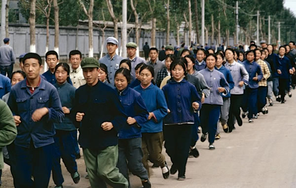 大同的工人,工人们集体跑步煅炼,笑得很灿烂。
