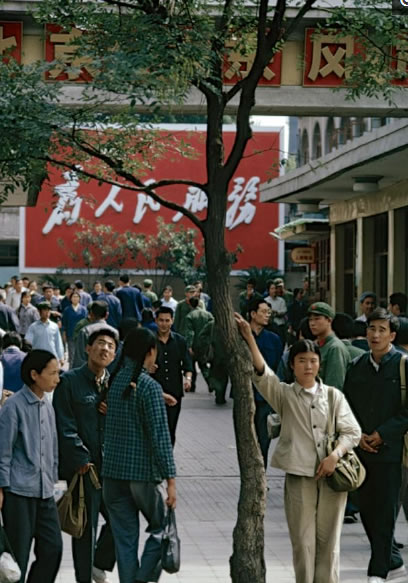北京王府井的东风市场,是当时北京的一所大型综合商场。