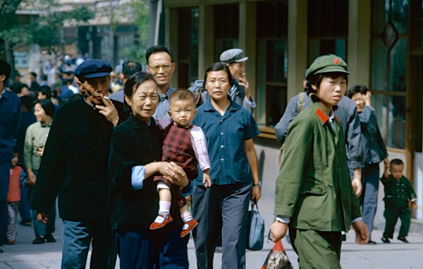 北京前门大街附近的行人,街上人来人往。