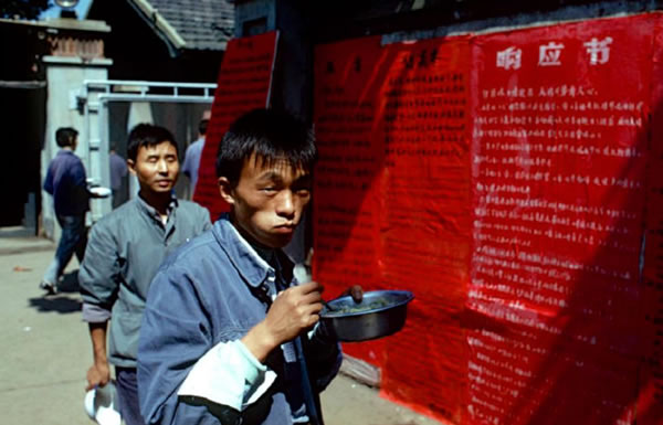 无锡机床厂里正在吃午饭的工人。