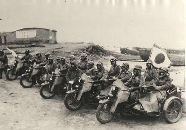 1932年,关东军配备的这种摩托车,搭载机关枪,载有三名机组人员。用于侵略战争的侦查与突破
