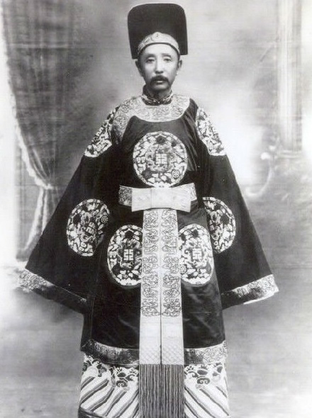 图为穿着洪宪帝制朝服的张作霖。