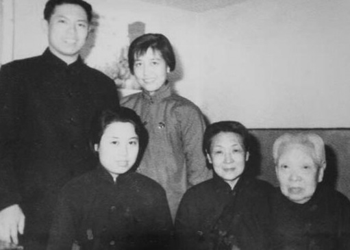 图为张作霖的二夫人卢氏与子女的合影。