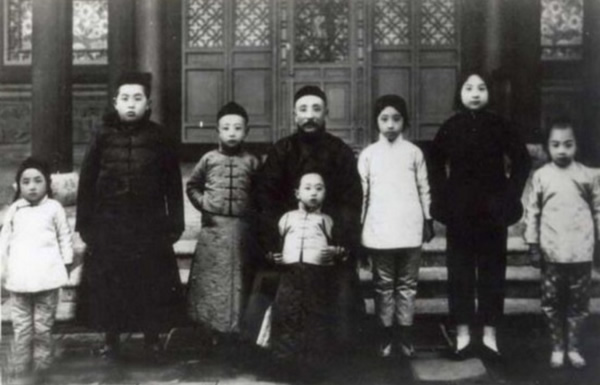 图为张作霖和他孩子们的合影。