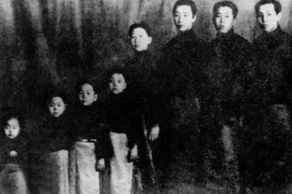 图为张作霖的八个儿子。