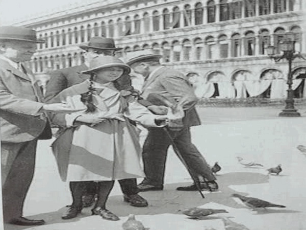 1920年代初,旅欧期间的林徽因正在给鸽子喂食。