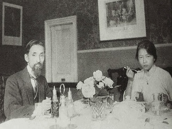 1920年 林徽因与父亲林长民在伦敦寓所进餐。好稚嫩的女生,那年她只有16岁。