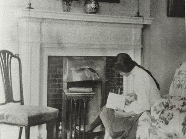 1920年,林徽因在伦敦寓所壁炉边读书。 在伦敦的林经常感到孤独,渴望有一个人来陪她。 这张很有女神范,修长的身材,洁白的上衣,乌黑的长发。