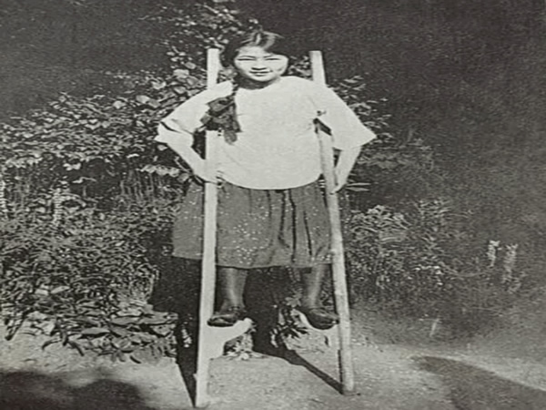 1920年林徽因在伦敦。 女神踩着高跷的林特别俏皮可爱。