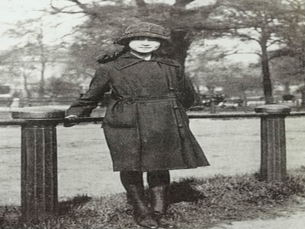 1920年,林徽因在伦敦,这身打扮时尚而不俗艳,恰到好处,女人味十足。