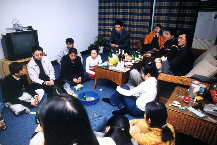 图为1999年马云与同事喝聊天。