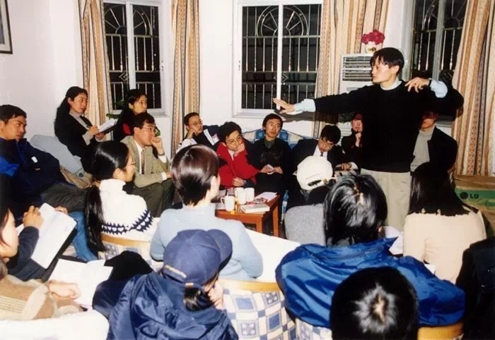 图为2000年,马云在湖畔花园召开员工会议。