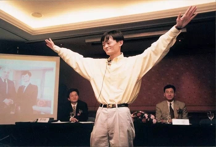 图为2000年,马云在国家外经贸部演讲。