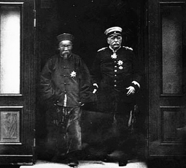 图为1888年,李鸿章游历欧洲,拜访铁血宰相俾斯麦
