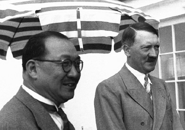图为1937年中国国民政府孔祥熙出访时与希特勒合影