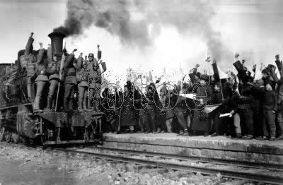 1937年10月,太原市民欢送奔赴前线的官兵