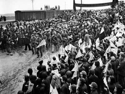 1949年3月,进入太原的解放军受到群众热烈欢迎