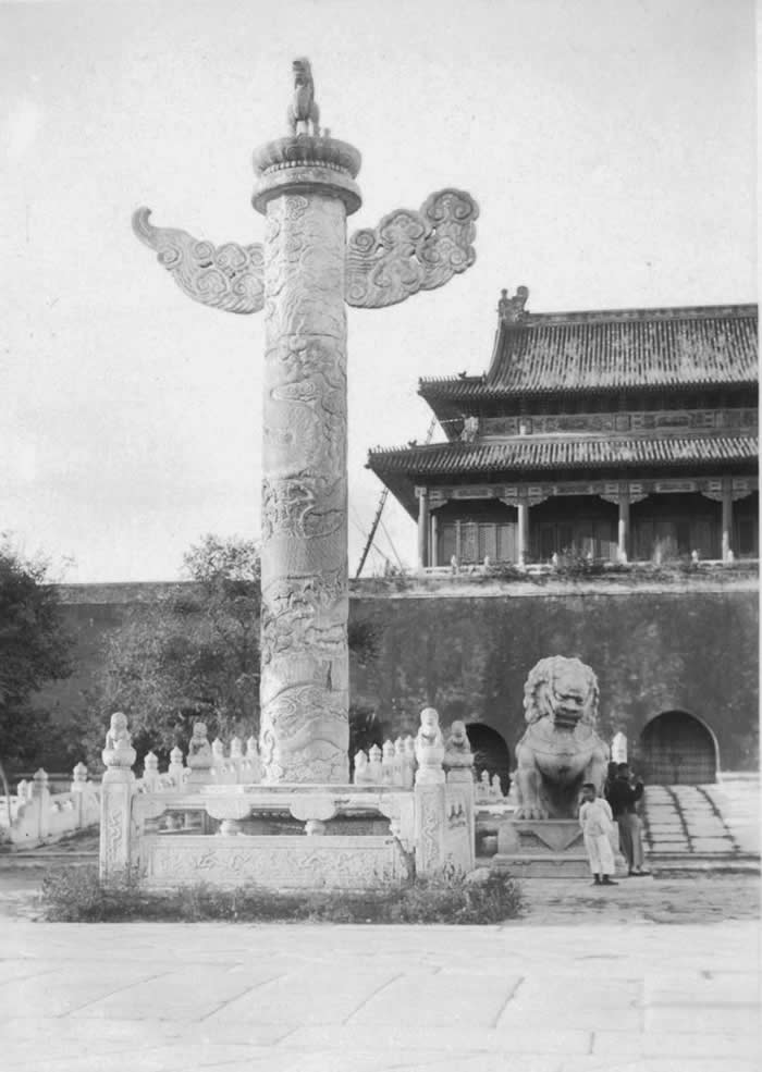 图为天安门前的“望君出”。