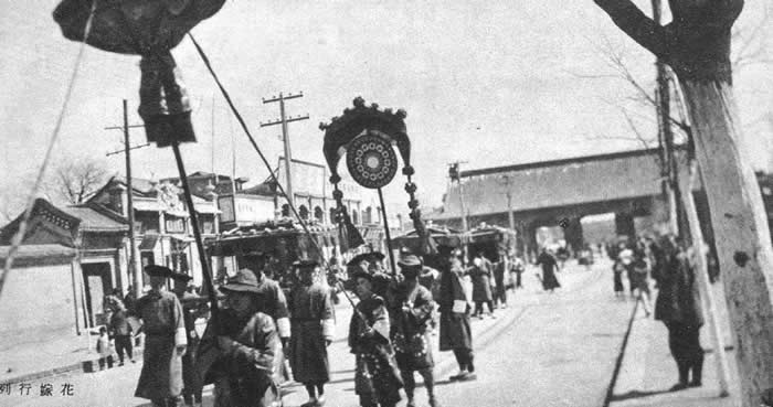 图为出嫁队伍。