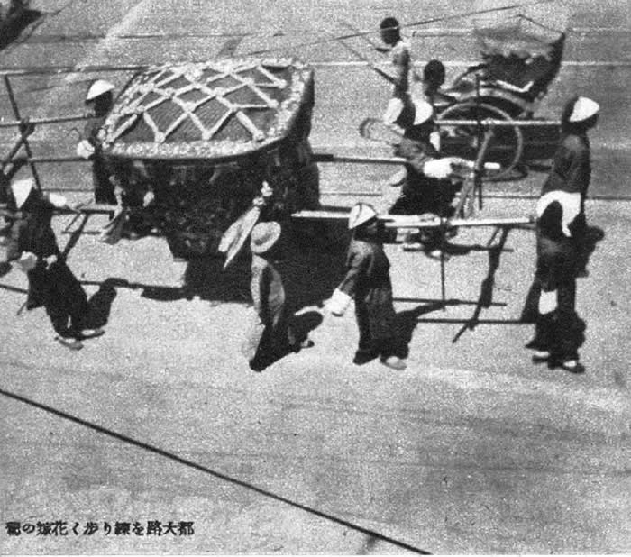 俯瞰大花轿,轿夫们还是一副清朝扮相,小编对此没有研究,不知是什么原因。