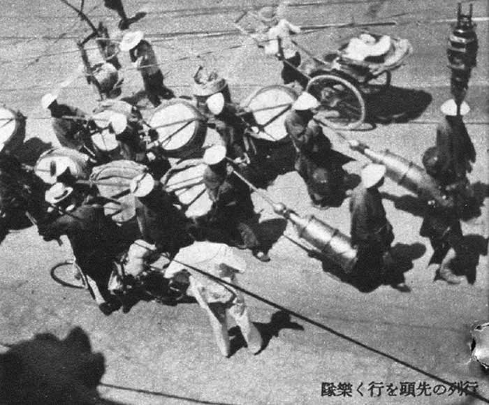 图为队伍最前端的乐队。