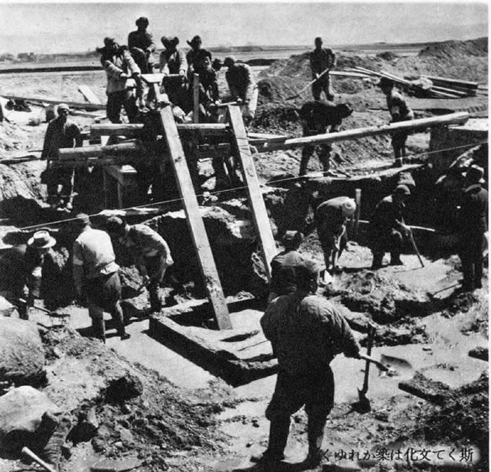 本组照片摄于1939年,刊登于日本间谍机关华北交通株式会社主办的《北支》上,反映了在日本统治下的中国底层百姓的生活。图为一群苦力(日文原文称谓)在建筑工地劳作。