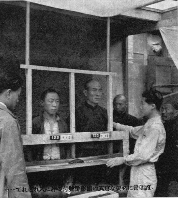 图为日本统治者正在对中国苦力进行鉴别,发给证明书,并写有番号,以此来控制沦陷区的劳动力人口,更大程度上奴役中国人。