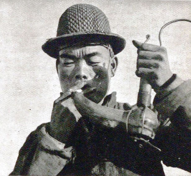 图中的煤炭工人在吸烟,而不管周围潜在的瓦斯风险。