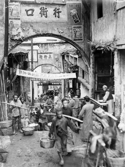 图为:1934年,重庆街道上来往的行人。