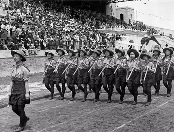图为:1936年,上海女童子军接受检阅。