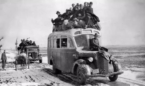图为:1940年,从北平开往天津的汽车。