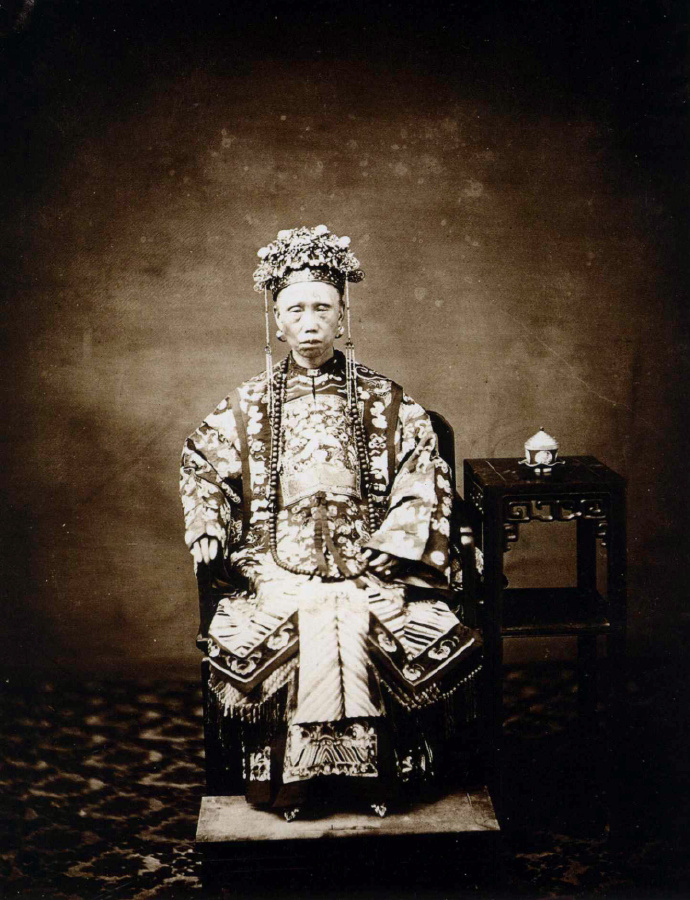 图:拍摄于广州,一位将军的妻子。