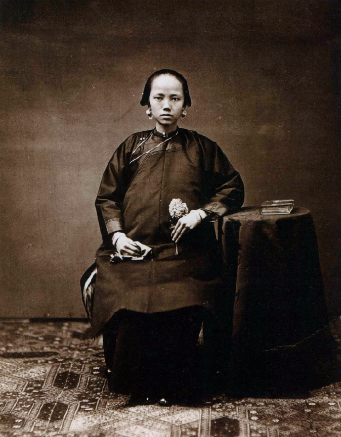 照片拍摄于澳门,富贵家庭的妇女。