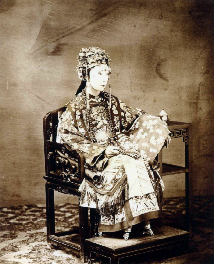 拍摄于广州,照片中的女人是总督的正妻。