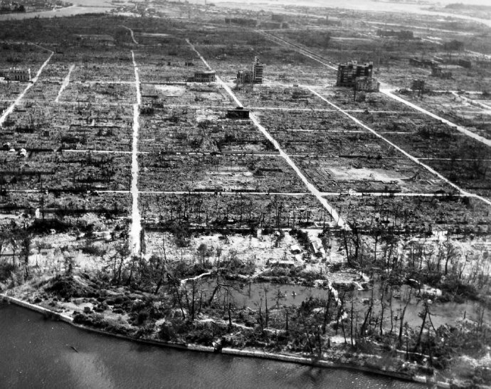 1945年被原子弹轰炸后的日本广岛,满目疮痍