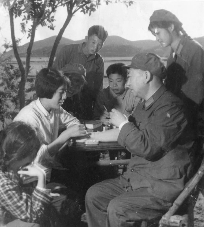 军医在培训赤脚医生,在自己身上针灸练习。
