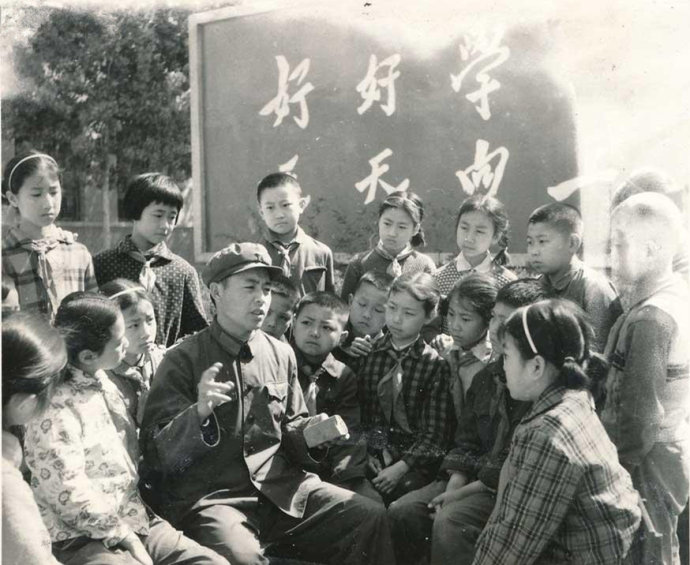 解放军给儿童讲战斗故事。
