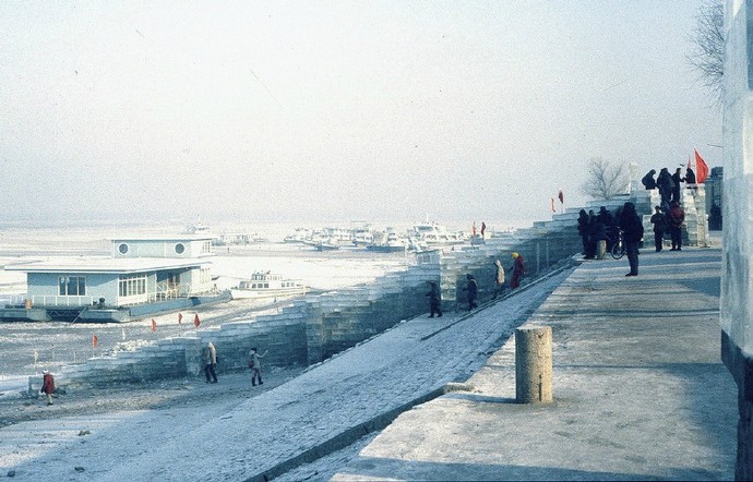 1983年黑龙江省哈尔滨市的冬季:江边。