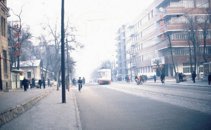 1983年黑龙江省哈尔滨市的冬季:街景。