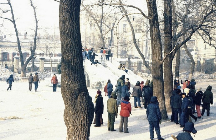 1983年黑龙江省哈尔滨市的冬季:看儿童在冰桥上滑冰。