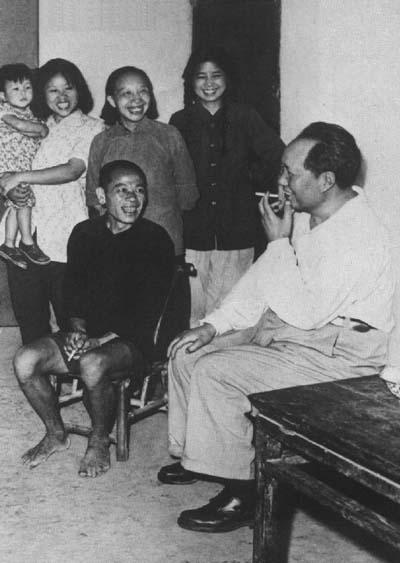 ����Ƭ��1959�꣬ë��ϯ�ص���ɽ������ͬ��һ�á�