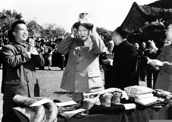 ����Ƭ��1956�꣬ë�󶫽������������������
