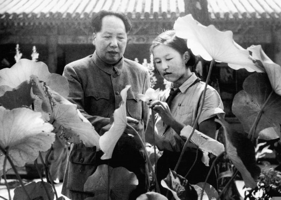 ����Ƭ��1951�꣬ë�󶫺�Ů����ګ���ͺɻ���