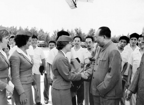 ����Ƭ��1963�꣬ë�󶫺�����������Ա��̸��
