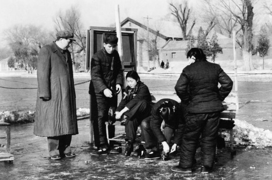 ����Ƭ��1953�꣬ë�󶫺�Ů�����������Ϻ��������ϡ�