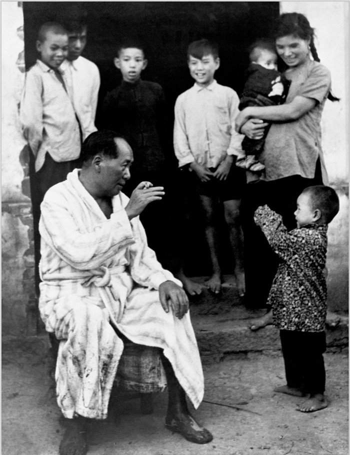 ����Ƭ��1958�꣬ë�󶫳����潭����ũ���ſ���С����Ȥ��