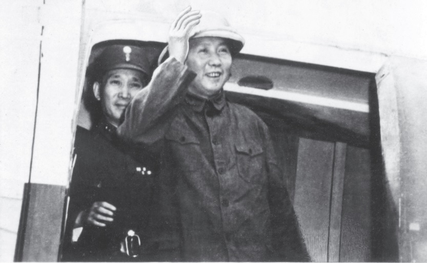 ����Ƭ��1945��8��28�գ�Ϊ��ȡ��սʤ�����й���ƽ���������Ĺ���ǰ;��ë�󶫷ɵ�����